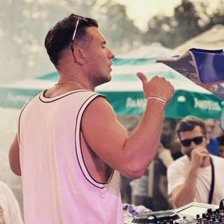 DJ