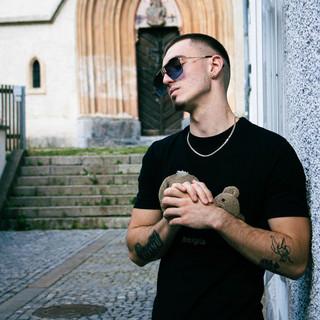 L