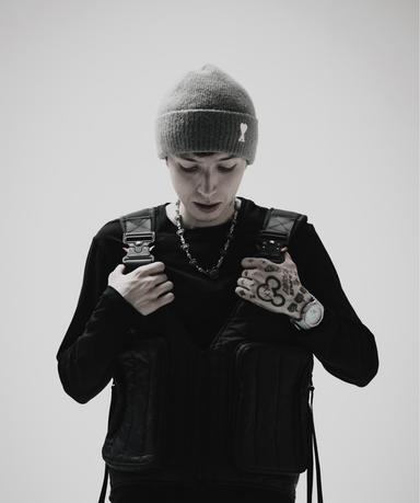 YB