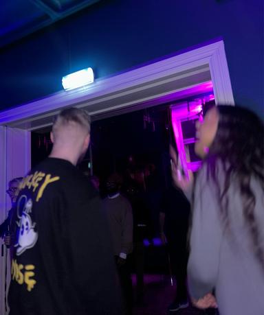 V